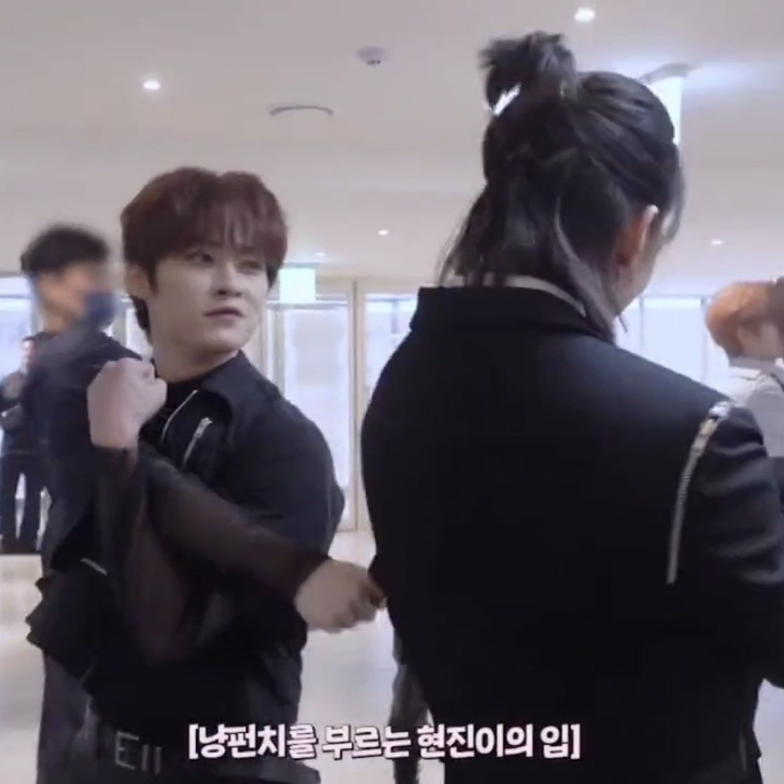 hyunhofilm's tweet photo. they love teasing each other https://t.co/Y0nVwiICVS