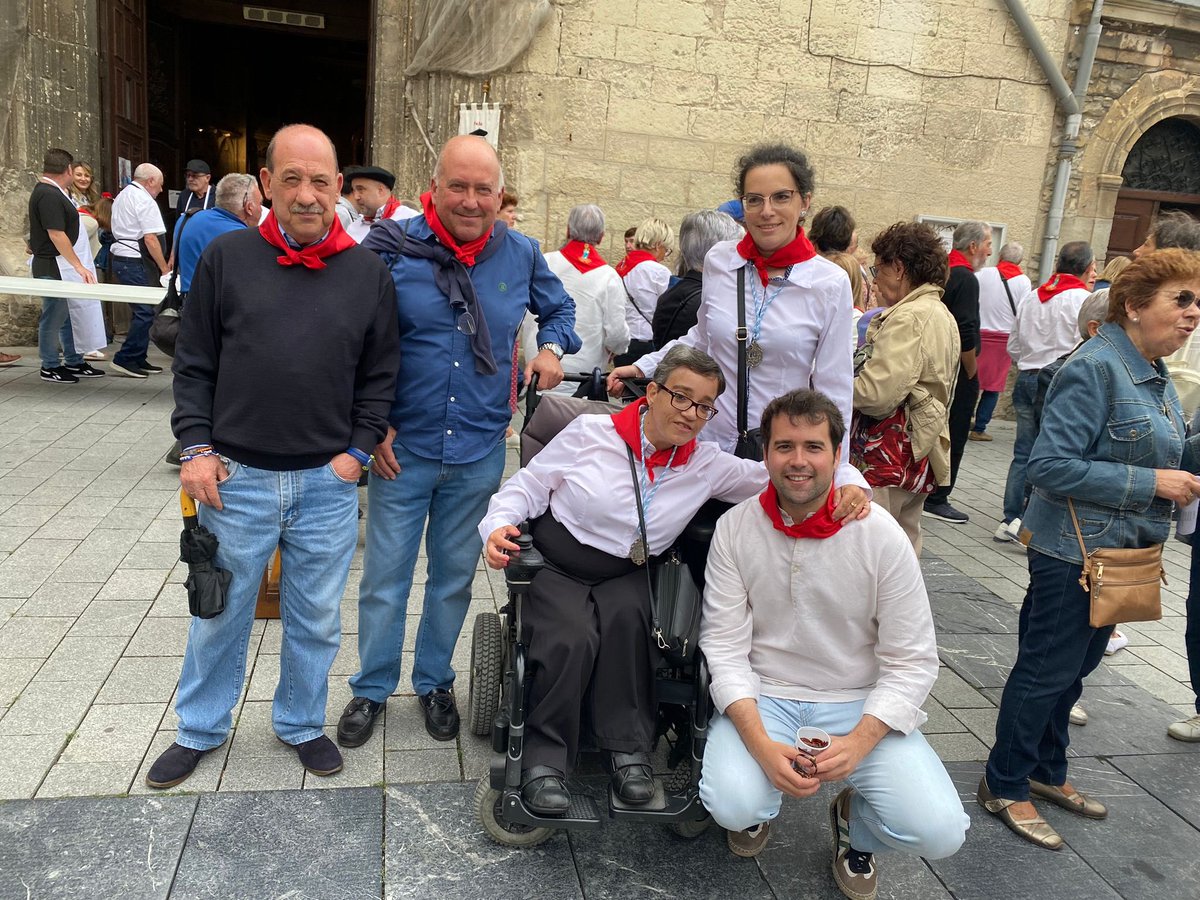 barriobaroja's tweet photo. ✝️ Procesión de Auroros, antesala de los actos en honor a la Virgen Blanca de las #FiestasdeVitoria. 
⛪️ Visita a las hornacinas de Corre y Cuchi y a la Catedral Vieja donde hemos tomado un rico chocolate. 
Con amigos y buenos sones vitorianos. 
🎶 Con Jesús Moraza de Director https://t.co/zp9C05nUyZ