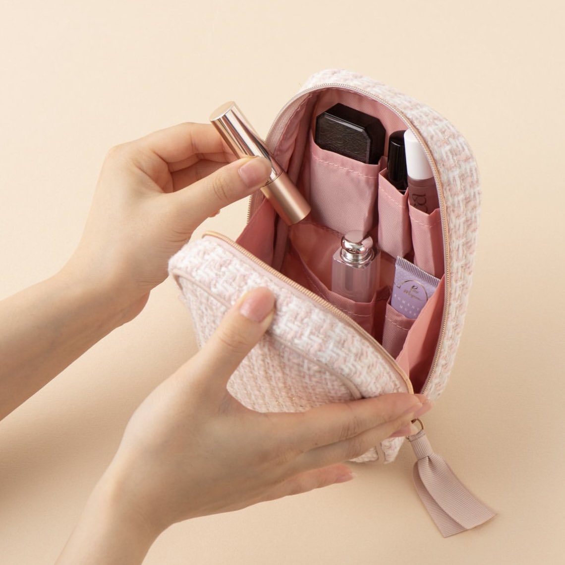 K89782's tweet image. 全てのコスメを見やすく収納できるフランフランのスタンドポーチ画期的すぎん？リップとかヘアミストもゴチャゴチャにならず立てたまま綺麗に収納できるし、中のポケット多いから小さいコスメとかどこいった！？って探す手間省ける。
ブラシホルダー付きだからマスカラとかも立てて入れれるよ〜