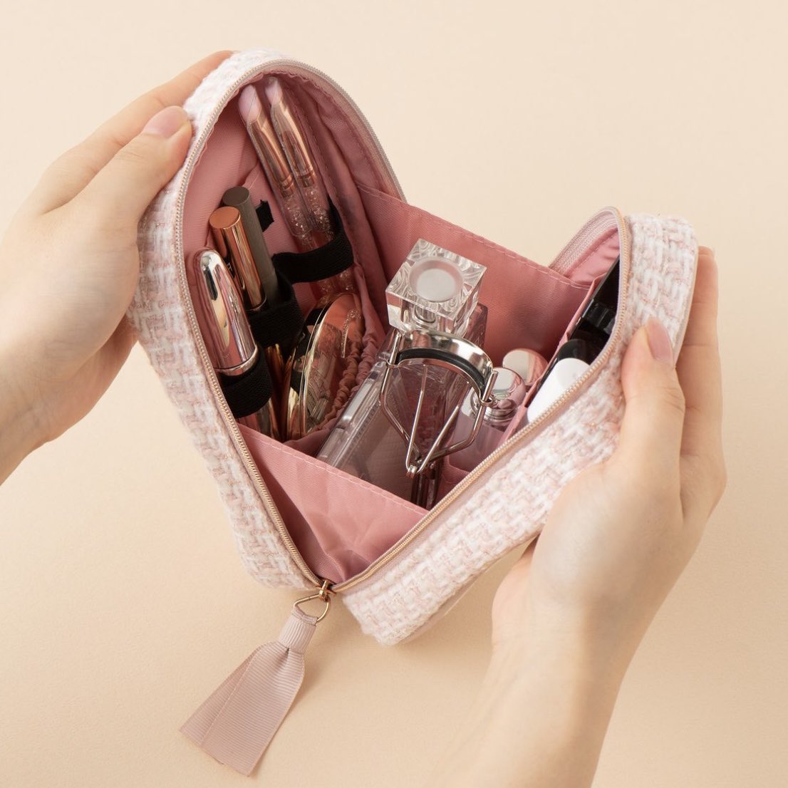 K89782's tweet image. 全てのコスメを見やすく収納できるフランフランのスタンドポーチ画期的すぎん？リップとかヘアミストもゴチャゴチャにならず立てたまま綺麗に収納できるし、中のポケット多いから小さいコスメとかどこいった！？って探す手間省ける。
ブラシホルダー付きだからマスカラとかも立てて入れれるよ〜