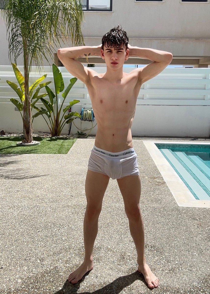 Elias18_twink's tweet photo. Rt if you‘d join me in the pool with white pants😏💦 https://t.co/btW38kIjjb