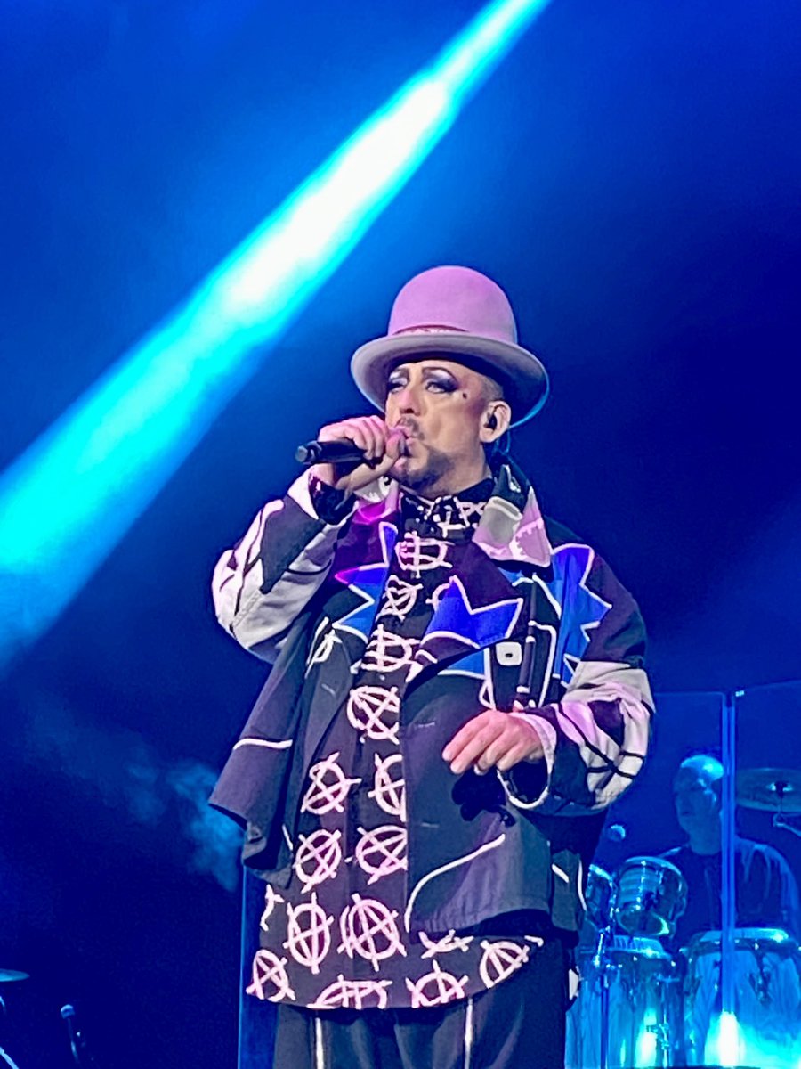 MsTracee26's tweet photo. New favorite quote from @BoyGeorge : “heat is the enemy of fashion!” 🔥Fantastic show last night at Darien Lake NY where the temps were more amiable vs. Tampa two weeks ago! @RealCultureClub https://t.co/HTqyllS6Jk