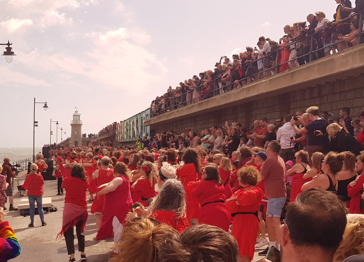 A great turn out to celebrate Kate Bush Day at the #folkestoneharbourarm

Happy 65th Birthday Kate Bush ❤️

@KateBushMusic #KateBush #KateBushDay #Folkestone #WutheringHeights