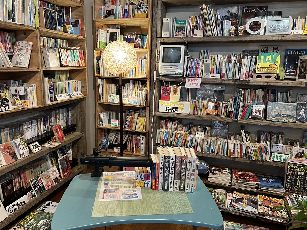 ろいさん希望出品　フリーマーケット、古本屋置き余り フリー写真] 古書店で本を探す女性の後ろ姿 | パブリックドメインQ