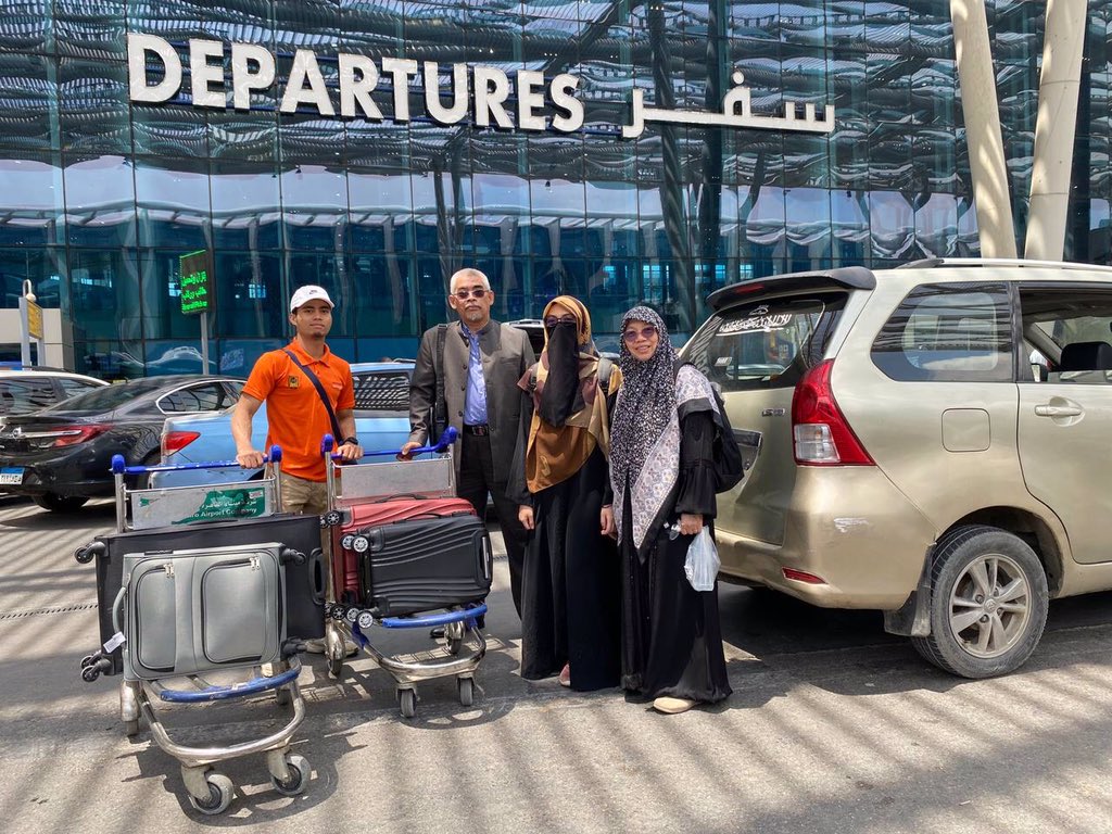UmairZaha's tweet photo. Hamba Allah yg dicemburui ramai ni ayah mertua saya, 

Almarhum amanahkan satu-satunya anak perempuan dia untuk sy jaga, dan rela melepaskan buah hatinya pergi jauh ke Mesir semata-mata menemani sy dlm pengajian Master di sini, utamakan kepentingan ilmu &amp; org lain brbnding diri. https://t.co/8AMsd0Qzyj