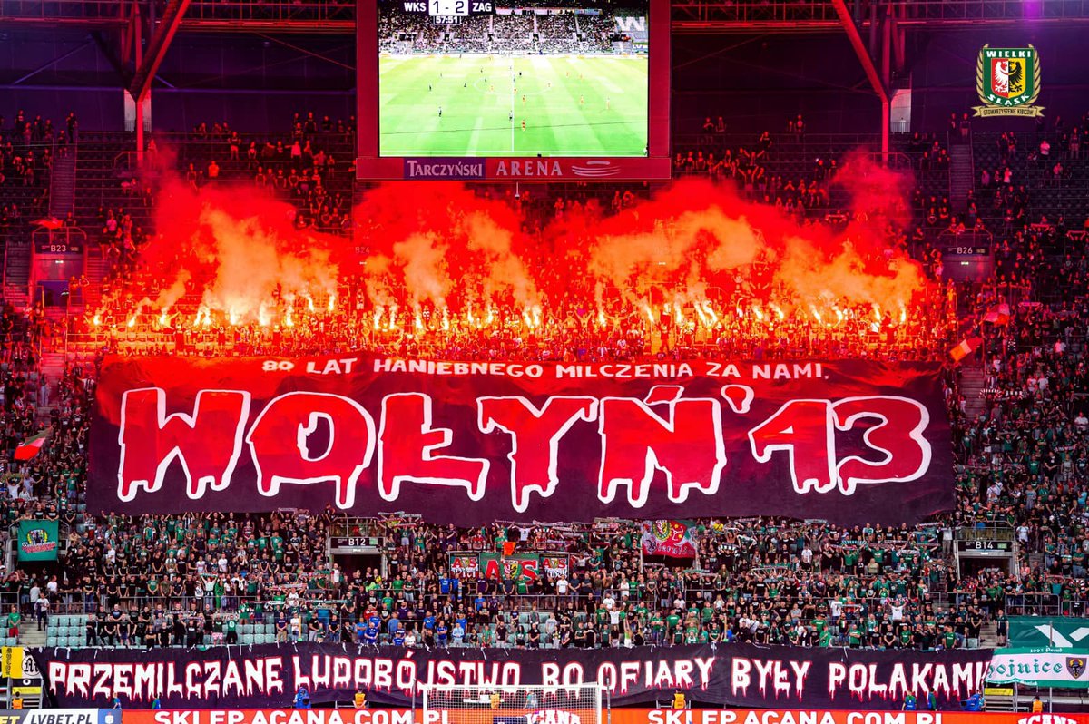 KresyWsch's tweet photo. Wczorajszy mecz Śląska Wrocław z Zagłębiem Lubin. Szacunek dla kibiców Śląska za wymowną oprawę i prawdę o ukraińskim ludobójstwie na Polakach dokonanym kilkadziesiąt lat temu na Wołyniu i Małopolsce Wschodniej. https://t.co/lTqM4Rz05a