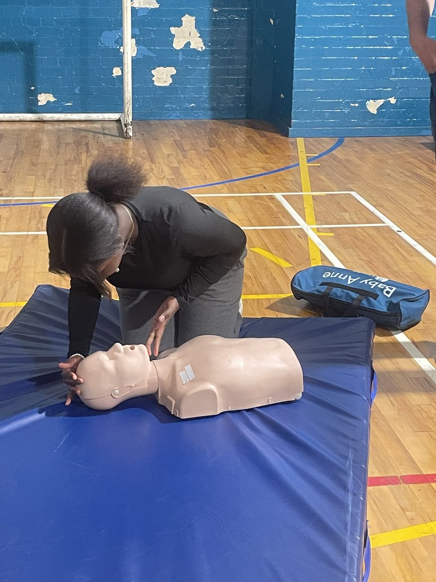 WHYCNunhead's tweet photo. #CPR #FirstAid #youngvolunteers @LondonYouth #CVC #RDAS #youthwork https://t.co/F4pztrXmQF
