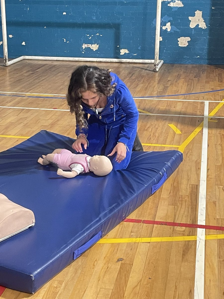 WHYCNunhead's tweet photo. #CPR #FirstAid #youngvolunteers @LondonYouth #CVC #RDAS #youthwork https://t.co/F4pztrXmQF