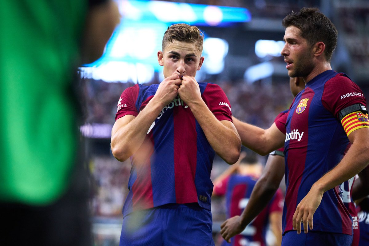 ferminlopez_11's tweet photo. Desde pequeño soñé con este momento, mi primer gol con esta camiseta. Día inolvidable para mí y mi familia, gracias a todos por los mensajes.

Visca el Barça! @FCBarcelona_cat 💙❤️ https://t.co/gVS3jgBhWH
