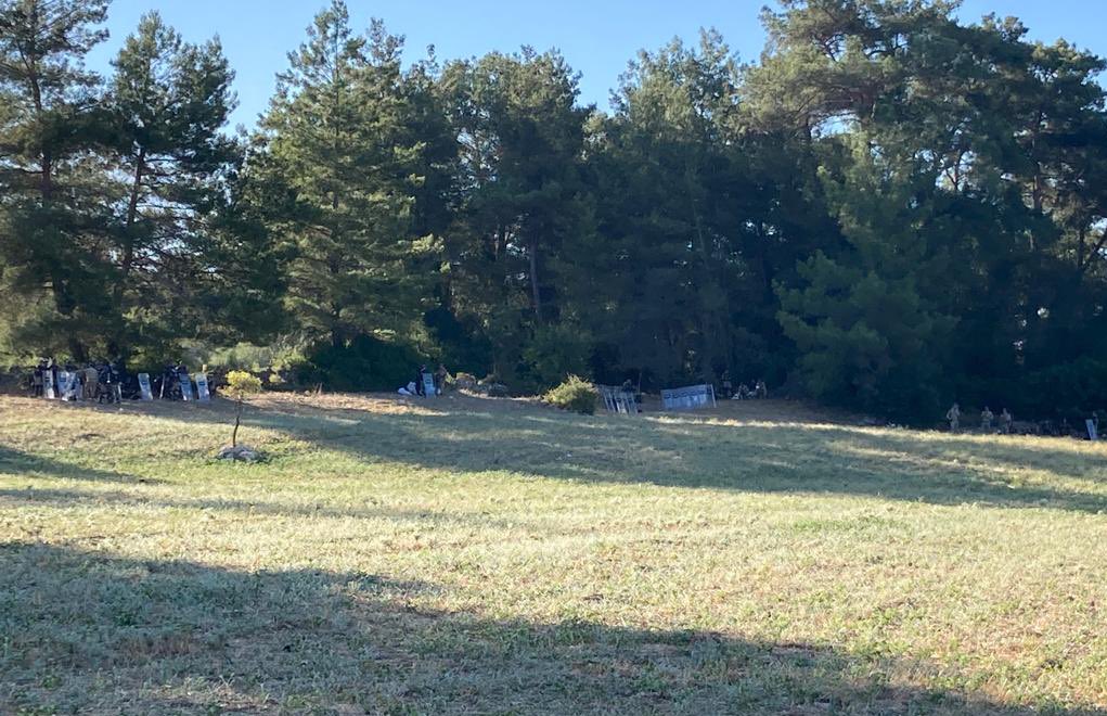 Sabah 07.00 itibariyle yine kesim sesleriyle uyandık, kesilmemiş orman alanına barikat kurduklarını gördük.Tüm vahşice saldırıya rağmen ormanımız yaşamaya devam ediyor.Herkesi, Akbelen Ormanı’na çağırıyoruz.Asla vazgeçmeyeceğiz. 
#AkbeleneDokunma
#akbelenormanınıvermeyeceğiz