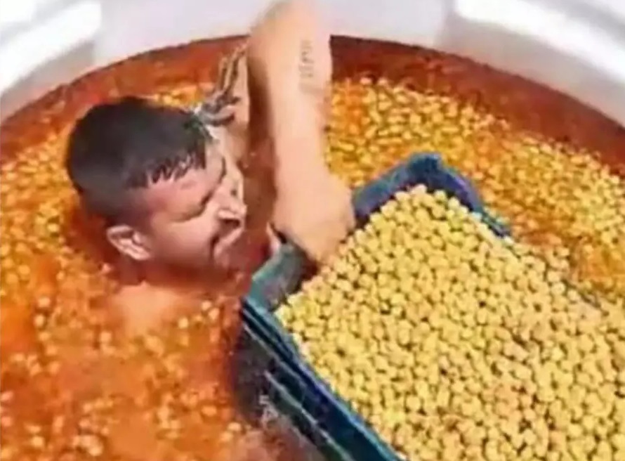 İlk olarak Gıda Dedektifi'nin duyurduğu ve Türkiye'nin gündemine oturan zeytin havuzundaki şahsın görüntüleri sonrasında Tarım ve Orman Bakanlığı konuyla ilgili inceleme başlattı.
İşletmenin de faaliyetten men edildiği duyuruldu.
Bakanlığa birkaç sorumuz olacak.
<a href="/TCTarim/">T.C. Tarım ve Orman Bakanlığı</a>