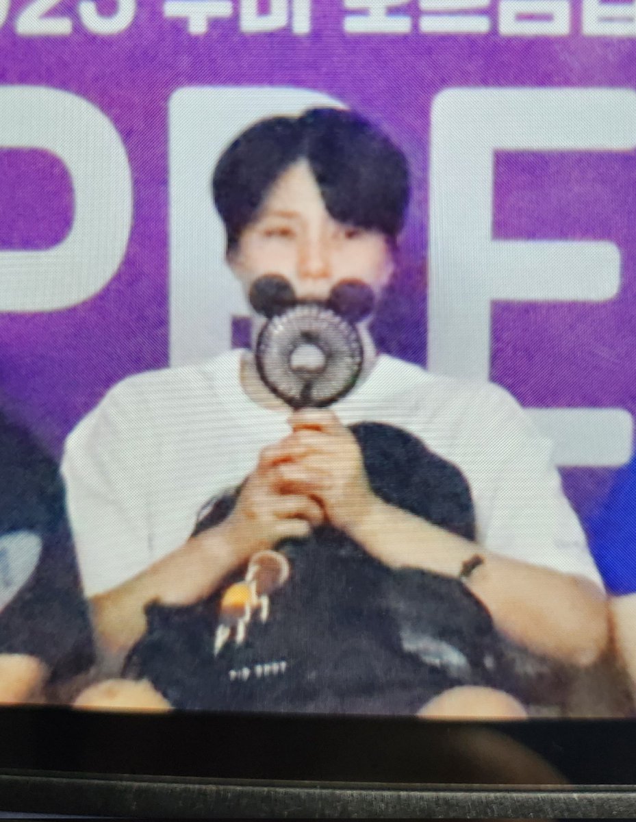 기미진이 가방에서 주섬주섬 꺼낸게..
곰돌이 선풍기라니🥰🥰🥰
