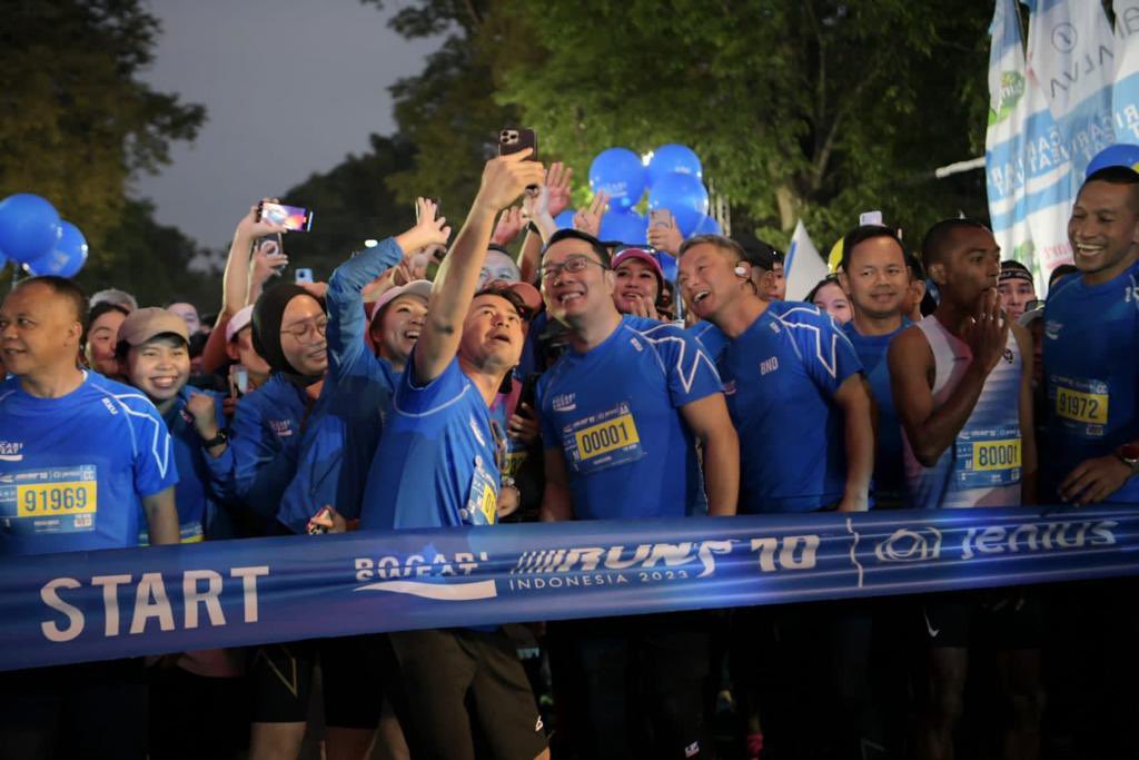 Alhamdulillah telah terlaksana Flag Off Pocari Sweat Run Indonesia 2023. Selamat berlomba hingga finish menjadi juara! Untuk para pelari, silakan berlari dengan aman asal jangan lari dari kenyataan. #IndonesiaJuara #JabarJuara #RidwanKamil -admin