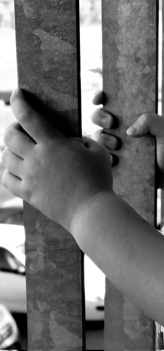 PartikReich's tweet photo. The hands. #photography #photographer #photooftheday #bnwphotography https://t.co/fKmnH66SwP
