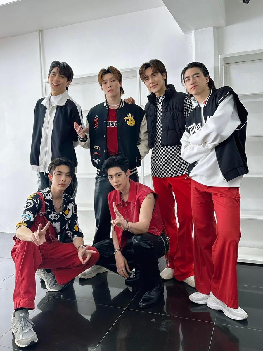 rainbowboardASJ's tweet photo. PROXIE พ้อกสี พร็อกซี่
ศิลปินไอดอลบอยกรุ๊ปT-Pop
ศลปกลุ่มกับความสามารถที่หลากหลาย 6คน 6ไสตล์ 1ยูนิตที่เคมีดีและมีเสน่ห์มากๆ เจ้าของผลงาน 5เพลงฮิต ที่กำลังจะมีอัลบั้มและคอนเสิร์ตใหญ่ในเดือนสิงหาคมนี้แล้วค่ะ กับปรากฏการณ์ฟค.อุ่นหนาฝาคั่งเมื่อออกงานทุกครั้ง(ดังภาพ) ฝากเอ็นดูด้วยนะคะ https://t.co/1EleMERImP