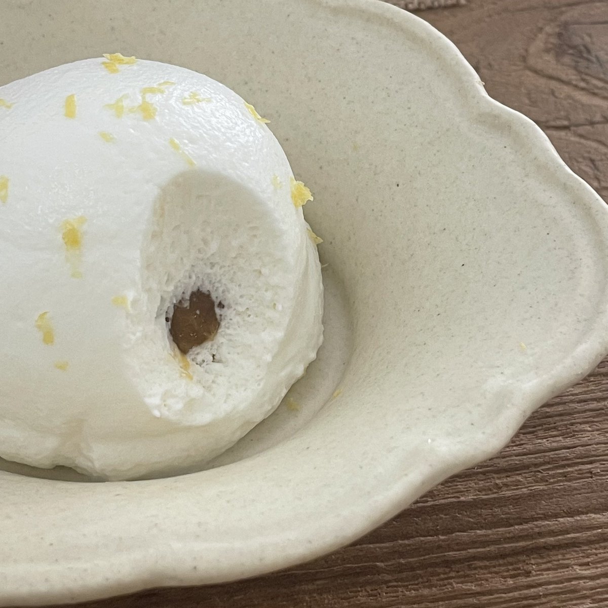 혜화 치읓

드디어 생김 푸딩맛집
모리앤 있던 자리에 새로 들어왔는데 현재는 가오픈 기간이라 푸딩, 살구크렘당쥬, 고수라임 어쩌고… 만 있다! 난 고수 헤이러라 안 머금.. 푸딩도 담백하고 묵직한 바닐라 맛이라 맛있는데, 크렘당쥬 크림이 너무 산뜻하고 맛있다..! 그리고 식기들이 넘 예뽀..♥️