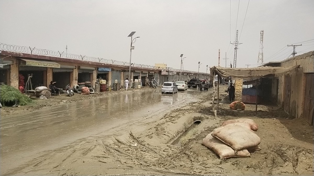 Barkatzaib's tweet photo. نوشکی سبزی منڈی کے قریب لوگوں کا احتجاج آخر کار رنگ لایا ۔ میونسپل کمیٹی کے عملہ نے روڈ کی صفائی شروع کردی https://t.co/mLCMdV9vvC