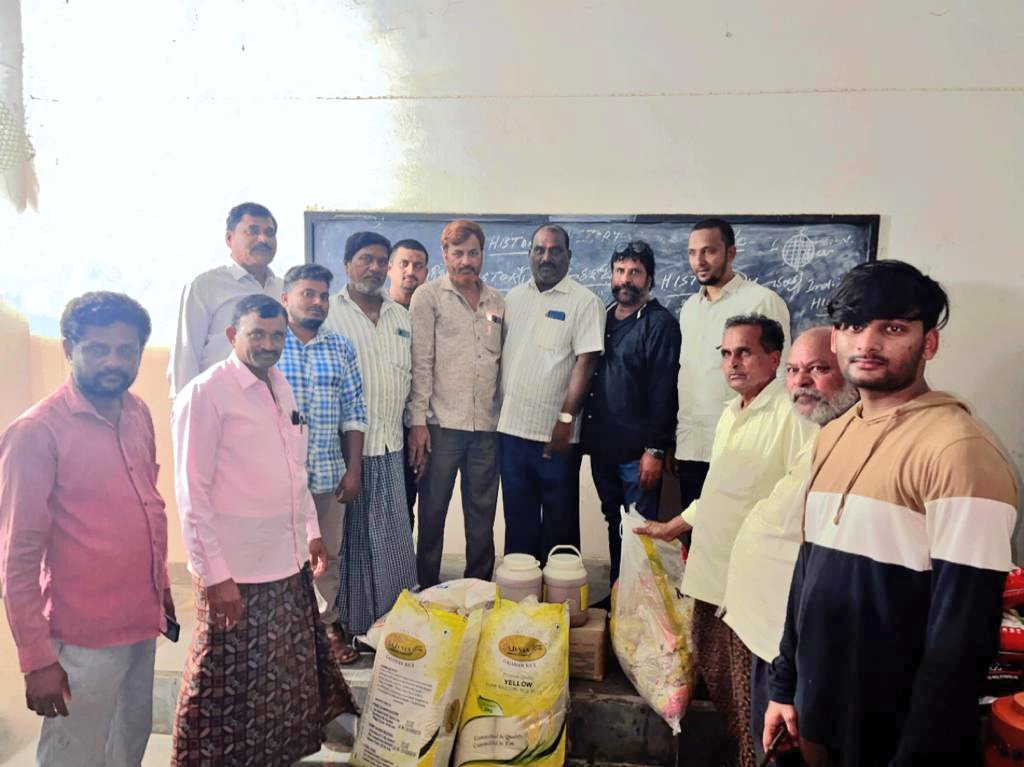 saifuddin_06's tweet photo. Visited flood effected village's in mulugu MAK's society &amp; Aradhana samosta president Asif khan,k. Balraj,md Sajid others distribute food items, medicine,Clothes to people's

@KTRBRS @seethakkaMLA
@CollectorMulugu @MuluguSP 
@HiWarangal @balaji25_t  
#mulugu #TelanganaFloods https://t.co/8cGwttl1cO