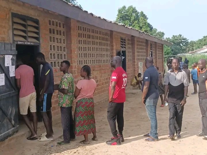 #RCA : Fiasco de vote référendaire...

En PJ, l'image en temps réel d'un grand bureau de vote dans le 7e arrondissement. On dénombre à peine 10 électeurs. 

Que dit Touadera &amp; son régime ? C'est le "Peuple" qui a demandé le changement de la Constitution. Et le "Peuple" est là.