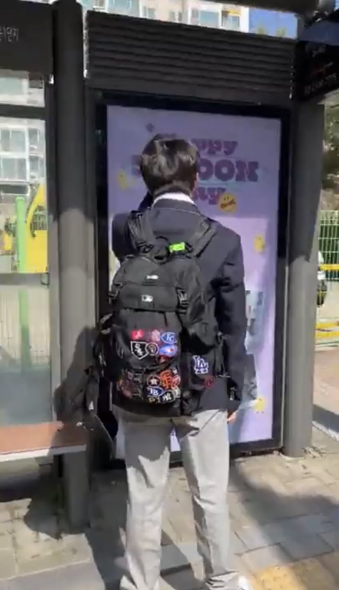 JUST_IN_JAY's tweet photo. this trainee (pledis?) in front of HYBE building, he might be our jihoonie https://t.co/SPgoHu7XFa