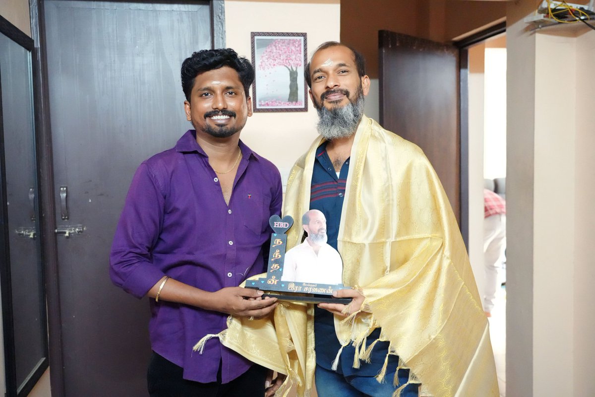 actor_stalin's tweet photo. நான் மிகவும் நேசிக்கும் மனிதர்💝 @erasaravanan சார் பிறந்த நாள் விழாவில்...  நீண்ட ஆயுள், மனநிறைவுடன் கூடிய அமைதியான வாழ்க்கை, எந்த காலமும் வற்றாத செல்வங்கள் என அனைத்தும் உங்களை அடைய இறைவனை வேண்டுகிறேன்... இந்த வருடம் சிறந்த இயக்குனர்க்கான விருதுகள் உங்களை  சேரும்.#நந்தன் https://t.co/4yVvHi2PwD