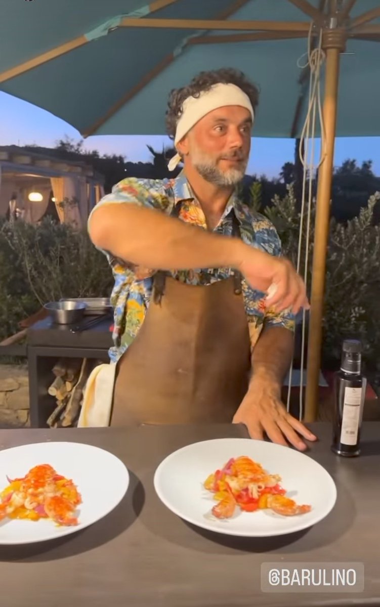 cipcipdlo567's tweet photo. Sfatto a fine serata, con la fuliggine sul viso e gli occhi arrossati, un sorriso beffardo per la battuta della Barriales e timidamente soddisfatto per i complimenti sui suoi piatti. Questo è #barulino 🫶 in una serata estiva del suo #bracibeachedition in Sardegna 🔥#baru https://t.co/Y1h9tvLJ83