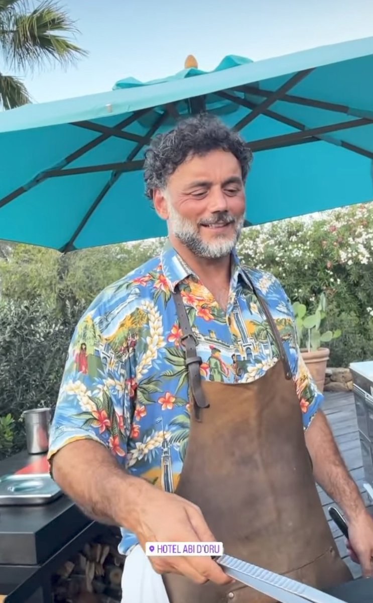 cipcipdlo567's tweet photo. Sfatto a fine serata, con la fuliggine sul viso e gli occhi arrossati, un sorriso beffardo per la battuta della Barriales e timidamente soddisfatto per i complimenti sui suoi piatti. Questo è #barulino 🫶 in una serata estiva del suo #bracibeachedition in Sardegna 🔥#baru https://t.co/Y1h9tvLJ83