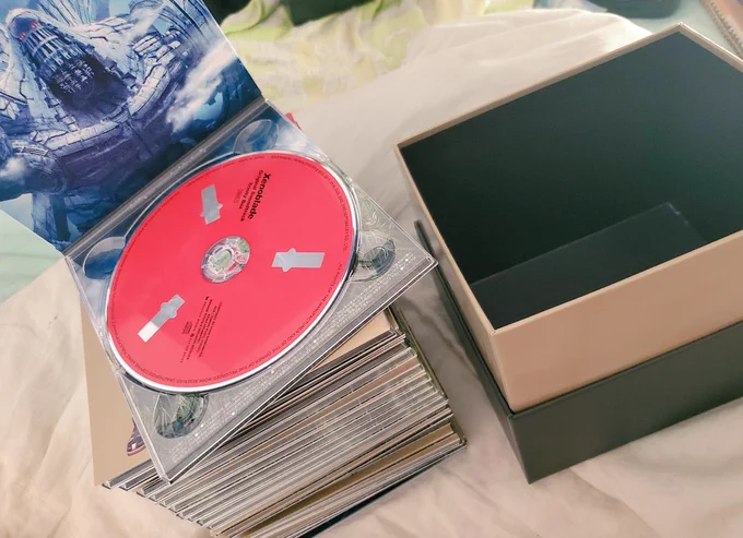 ゼノブレのサントラ来たけどそういう感じなのねシリーズ毎に纏められたCD5、6枚組×3、4みたいな感じかと思ってた、まあそれだと普通にシリーズ毎のサントラ買うのと変わらんか 