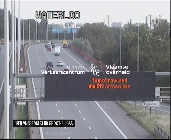 verkeerscentrum's tweet photo. Op weg naar #tml23? Volg dan de dynamische borden op de snelweg richting de E19. Via de A12 kom je bij volle parkeerterreinen terecht. https://t.co/JknMHXzH9s