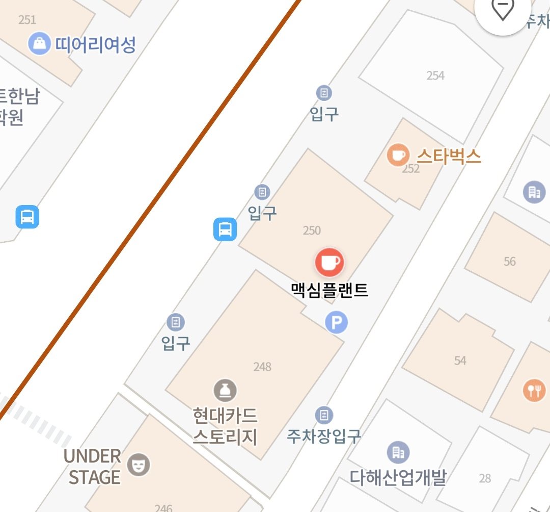 Allabout_LipJ's tweet photo. 공연 시작 전 현대카드 옆 맥심플랜트 1층 안쪽 좌석에서 슬로건을 나눔합니다. https://t.co/PksFf16Ql9