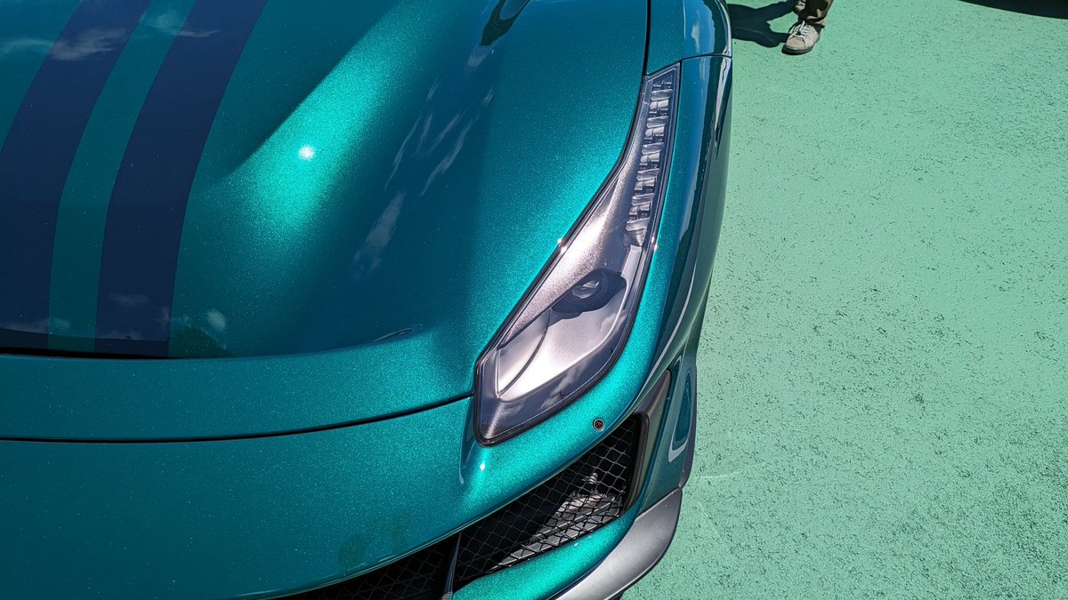 massa_imp's tweet photo. 今までまじまじ見たこと無かったけど、高級外車の塗料すごい。
パット見じゃ分からないけど、特別色のGiallo Triplo Stratoが今日イチ好き。 https://t.co/7UtrK8WTpJ