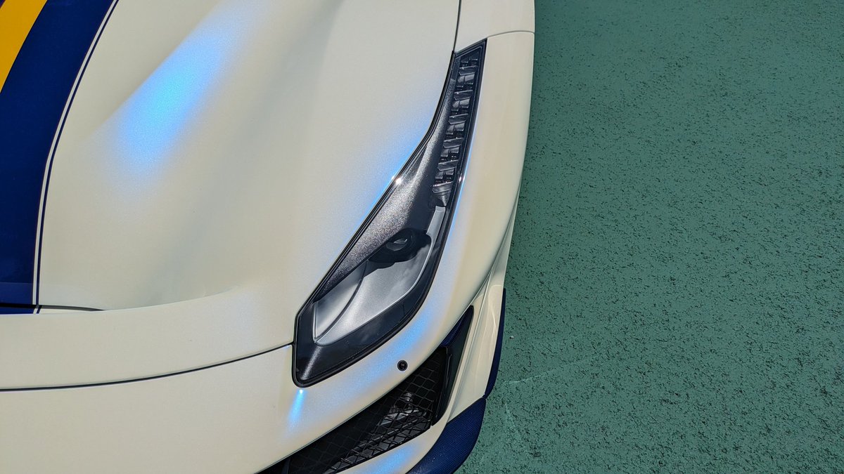 massa_imp's tweet photo. 今までまじまじ見たこと無かったけど、高級外車の塗料すごい。
パット見じゃ分からないけど、特別色のGiallo Triplo Stratoが今日イチ好き。 https://t.co/7UtrK8WTpJ