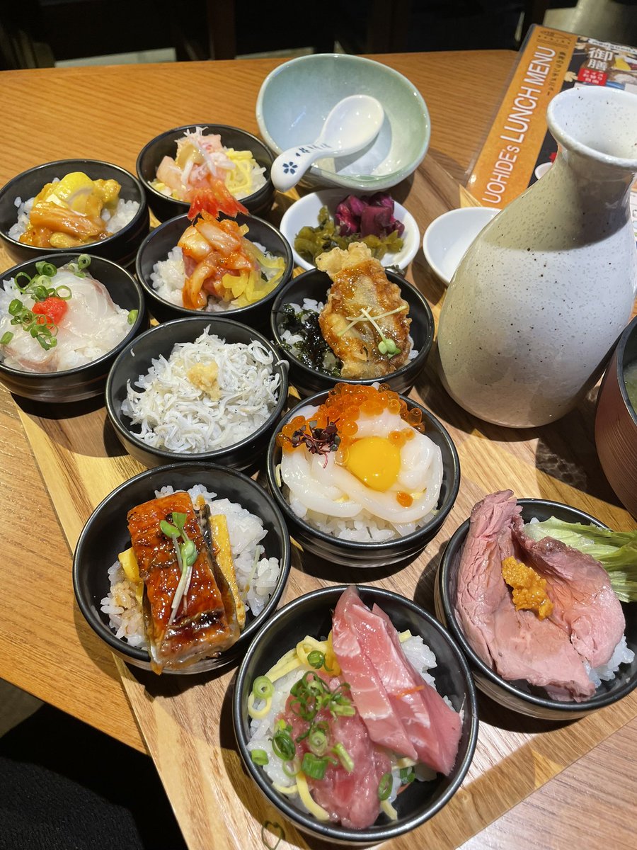 hDoWKBMV6NXv9TH's tweet photo. 今日は予約してやっと食べました😋
魚🐟と肉🍖少しずつ食べるの嬉しい❣️
10種のおちょこ丼ランチ
美味しい楽しい出汁茶漬けにしても◎
#魚秀　#UOHIDE 渋谷
帰りに　#IKEA の50円ラムネソフト食べて幸せMAX😁 https://t.co/oeqqsBP9rb