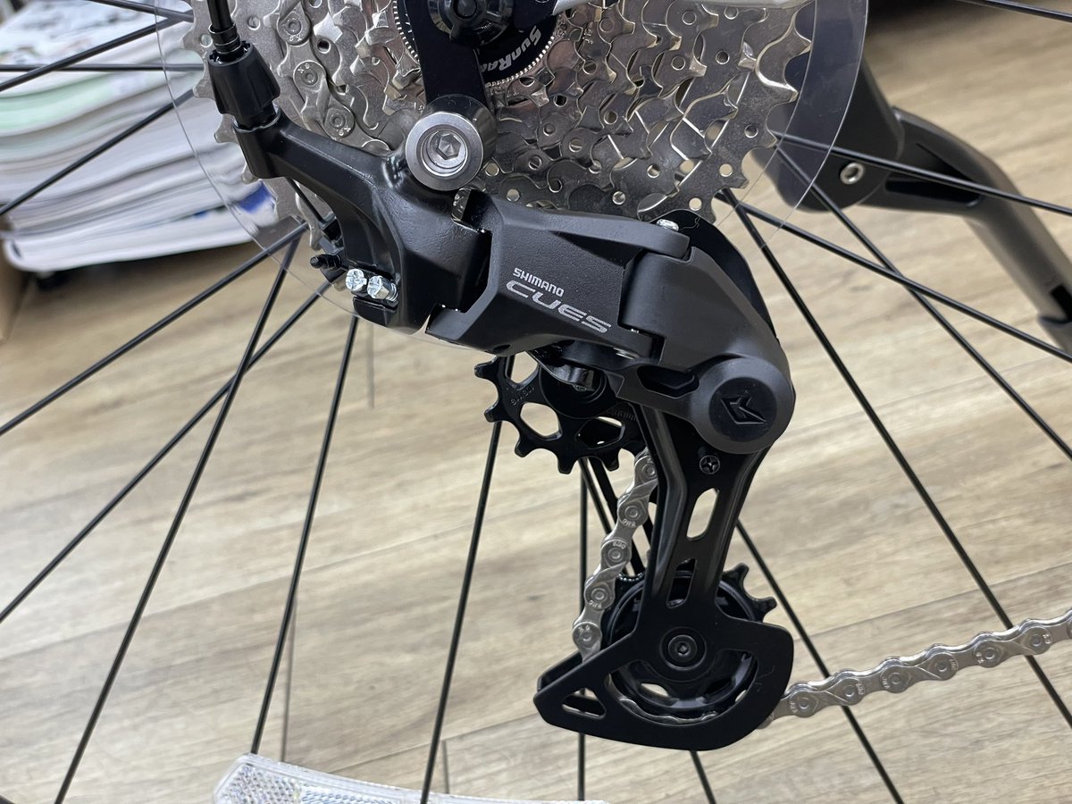 kanzakisenri's tweet image. SHIMANO CUES の9速がついた車体が入ってきたので観察。。。
なんとなく現行のMTBコンポの見た目に近いような雰囲気です。
そしてビッグプーリーが入ってます。
9速CUESはスタビライザーはついてないですね。
#shimano
#cues