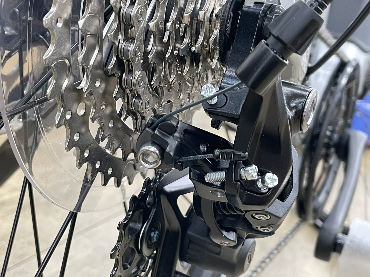 kanzakisenri's tweet image. SHIMANO CUES の9速がついた車体が入ってきたので観察。。。
なんとなく現行のMTBコンポの見た目に近いような雰囲気です。
そしてビッグプーリーが入ってます。
9速CUESはスタビライザーはついてないですね。
#shimano
#cues