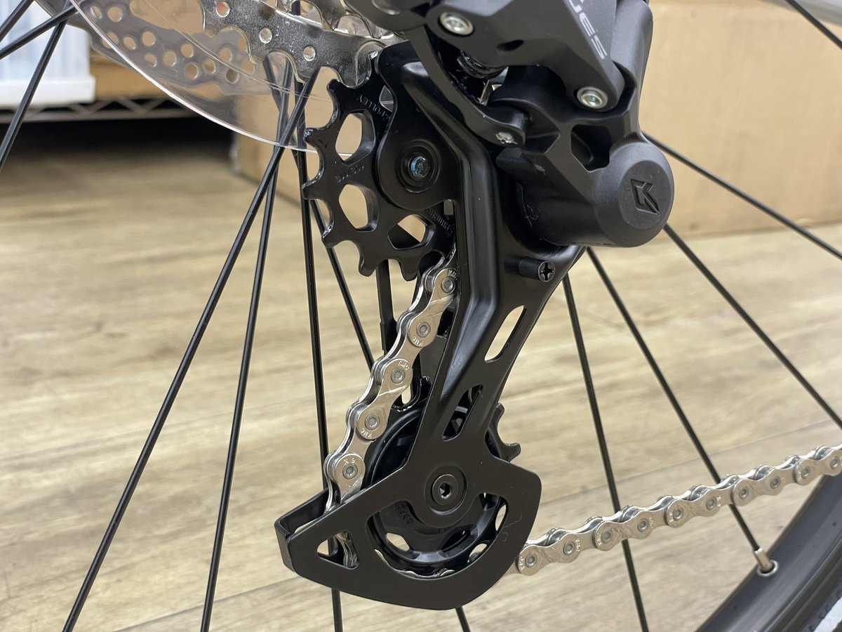 kanzakisenri's tweet image. SHIMANO CUES の9速がついた車体が入ってきたので観察。。。
なんとなく現行のMTBコンポの見た目に近いような雰囲気です。
そしてビッグプーリーが入ってます。
9速CUESはスタビライザーはついてないですね。
#shimano
#cues