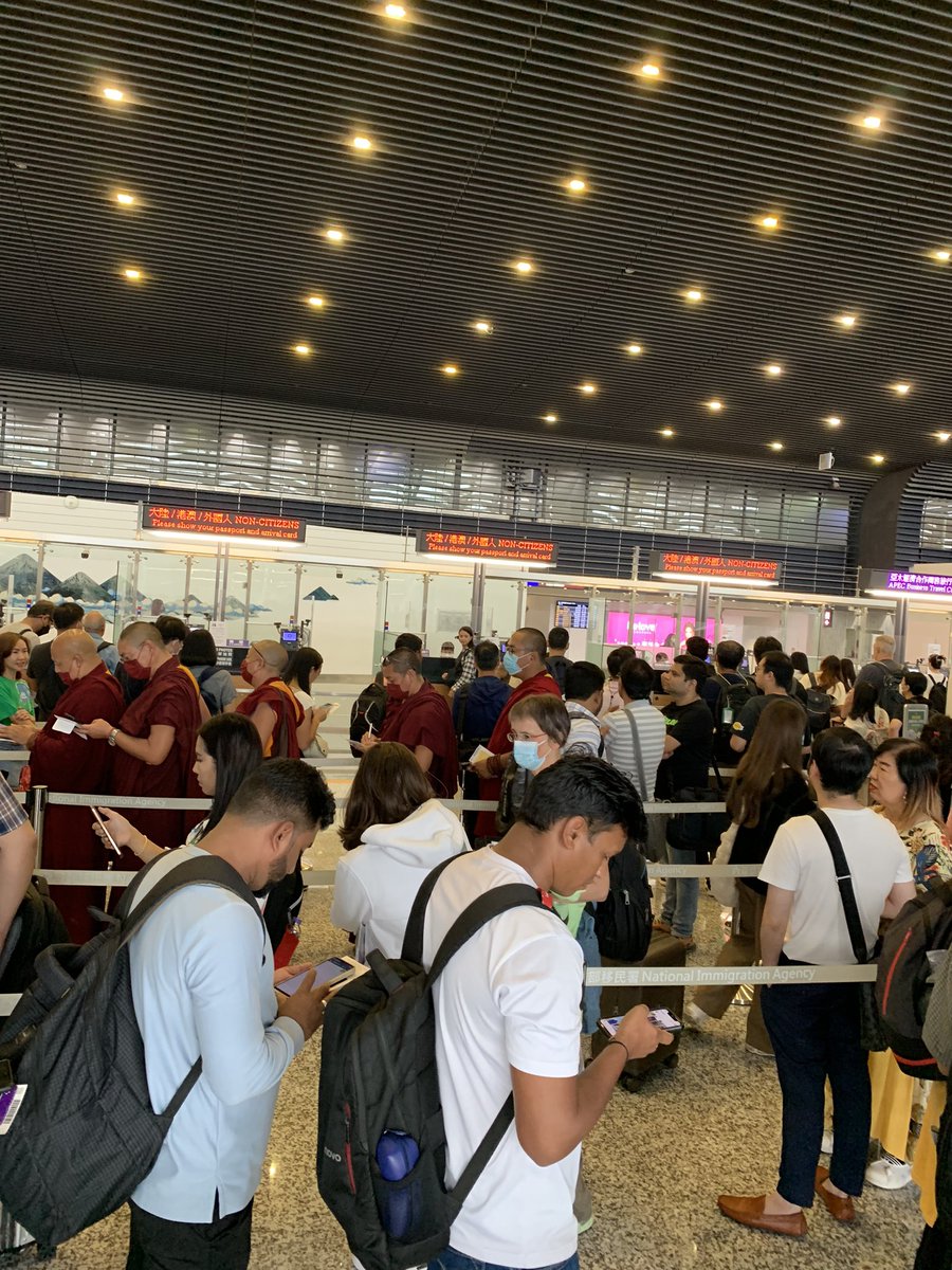 milanista4's tweet photo. 台湾入国イミグレ🇹🇼
コロナ後最長45分の待ち時間✈️
時間帯によって待ち時間変わりますが、10分待ちで入れる時もあれば、長く待つ時もあります。尚、外国人向けカウンターは8箇所稼働してこの時間⏳
そろそろAPECビジネスカード取ろうかな…
#台湾入国時間
#台湾ビジネス
#桃園空港
#台湾入国待ち時間 https://t.co/8ID12RUSer