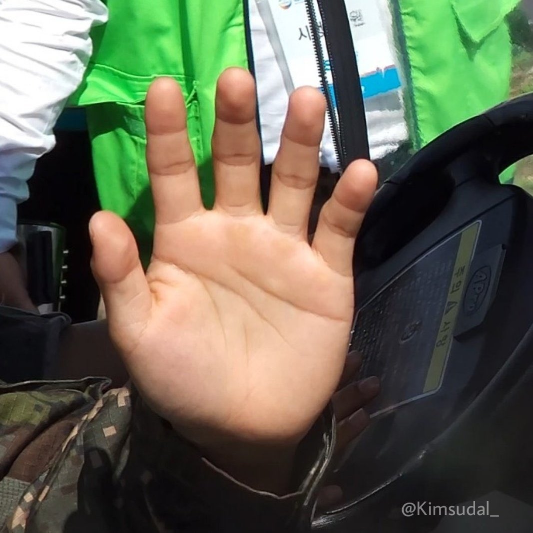 박민균 손 여전히 두툼하고 크고 ..
깍지 꽉 잡아주는 것도 여전하시고…
둥냥이 가리키니까 오어어어엉🥺 하는 표정도 ㅈㄴ 귀여움 ㅠ 근데 남자임 아오