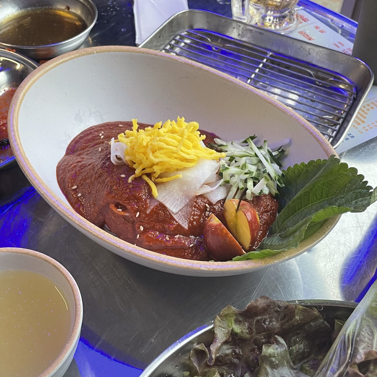 혜화 고기하다

매장 깔끔하고, 고기 맛있다! 
사과비빔면이 뭔지 궁금해서 시켜봤는데 사과맛이 유달리 많이 나는 특별한 맛은 아니고 매운 맛이 좀 덜한 비빔면 느낌! 고기에 싸먹기 딱 좋았다. 셀프바에서 쌈채소 왕창씩 들고 올 수 있어서 상추킬러인 나에겐 아주 좋았다고 한다