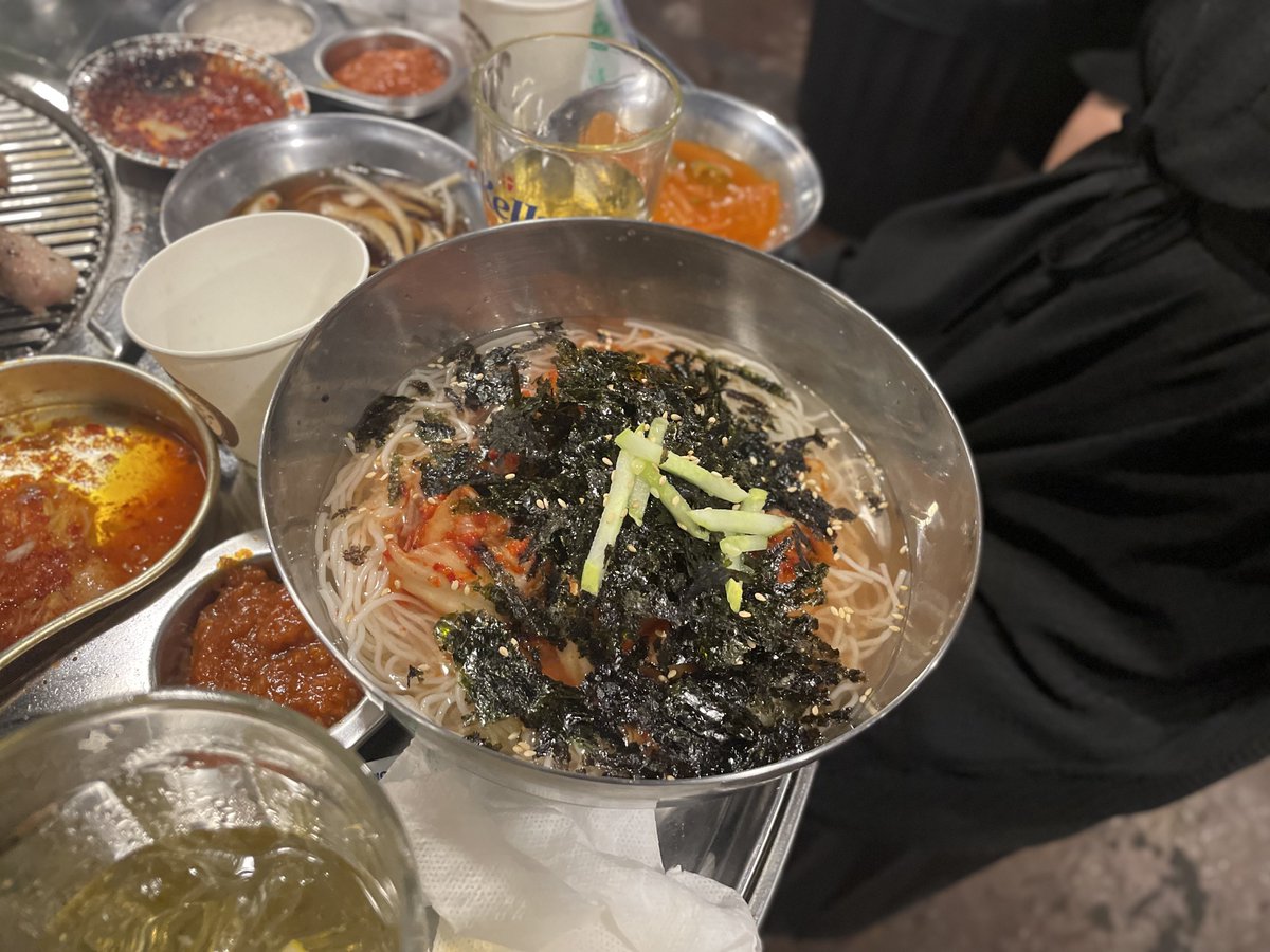 혜화 평야

요즘 핫한 혜화 고깃집 중 하나인 평야

장점: 고기랑 술을 시켰더니 김찌, 김치말이국수와 돼껍이 서비스로 나와서 배가 터지는 줄 알았다. 첫판은 구워주시고 음식 맛도 괜찮음!

단점: 환기가 안되고 노래 시끄러움이 마치 like 클럽.. 고기 굽는 연기에 안구테러 당함ㅜ