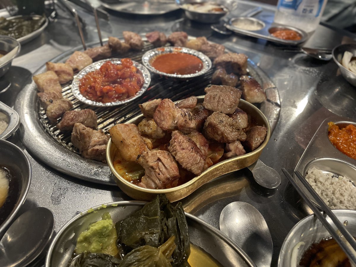 eating_omok's tweet photo. 혜화 평야

요즘 핫한 혜화 고깃집 중 하나인 평야

장점: 고기랑 술을 시켰더니 김찌, 김치말이국수와 돼껍이 서비스로 나와서 배가 터지는 줄 알았다. 첫판은 구워주시고 음식 맛도 괜찮음!

단점: 환기가 안되고 노래 시끄러움이 마치 like 클럽.. 고기 굽는 연기에 안구테러 당함ㅜ https://t.co/CTYCGlDl29