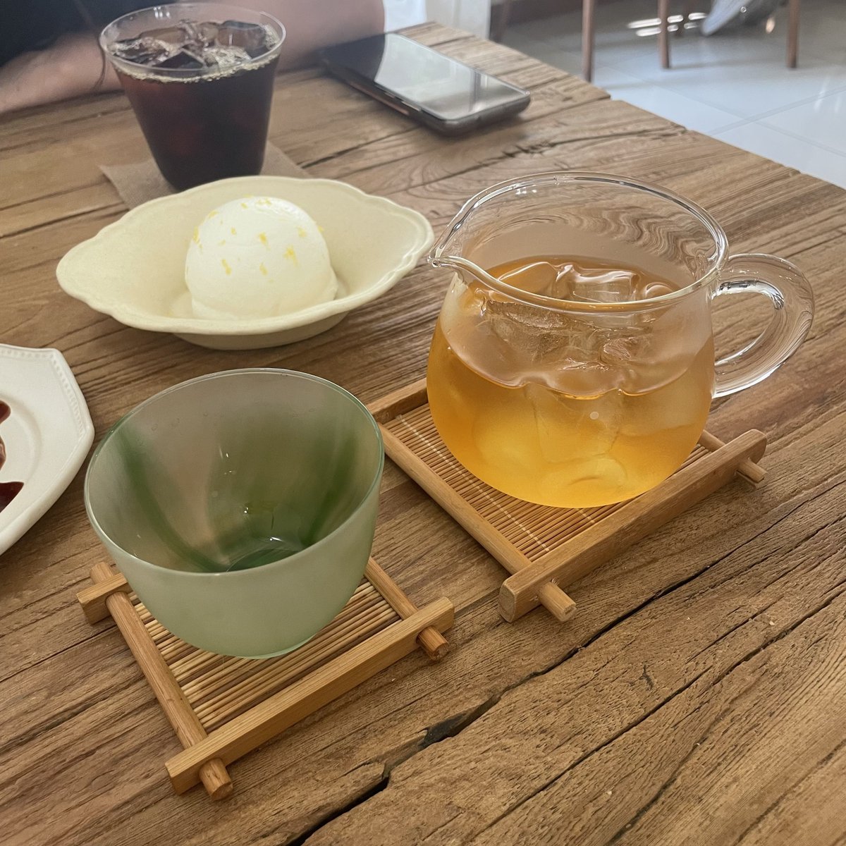eating_omok's tweet photo. 다기? 라고 해야하나 쨌든 넘 예부지 않나용 

특히 저 초록잔은 물이 찰랑대면 진초록빛 마블이 같이 춤추는 것 같아서 티를 마실 때 눈이 참 즐겁더군요 

가오픈 기간 끝나면 또 가봐야징! https://t.co/wpyA8KTUBk