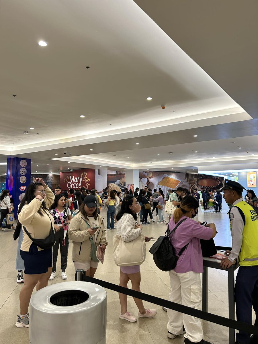 newswatchplusph's tweet photo. SONEs start entering the Smart Araneta Coliseum ahead of the TAEYEON CONCERT IN MANILA – THE ODD OF LOVE, which will start at 5 p.m.

The event was organized by @dnmentph. | @bamba__g https://t.co/dWVV653qj6