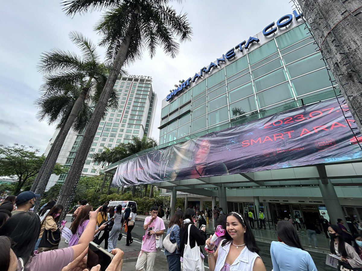 newswatchplusph's tweet photo. SONEs start entering the Smart Araneta Coliseum ahead of the TAEYEON CONCERT IN MANILA – THE ODD OF LOVE, which will start at 5 p.m.

The event was organized by @dnmentph. | @bamba__g https://t.co/dWVV653qj6