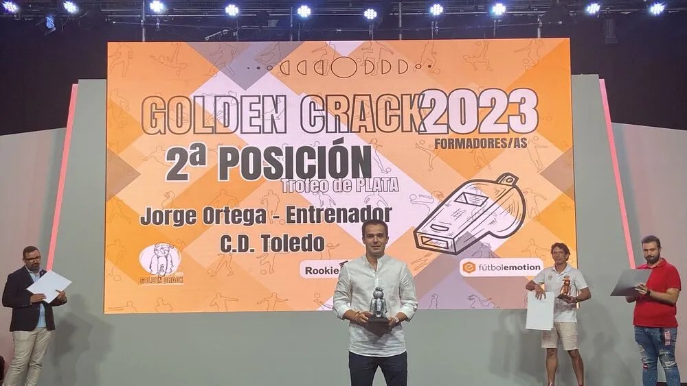 CD_Toledo's tweet photo. 🥈 @Jorge_OrtegaV, entrenador de la #CDToledoEscuela se llevó el segundo premio en la categoría de formadores de la @_GoldenCrack_, el Balón de Oro del fútbol base.

👏🏼 ¡Eres un orgullo y un ejemplo a seguir! 👏🏼

#SiempreCDToledo 💚⚪️ https://t.co/pzyFtbMgT6