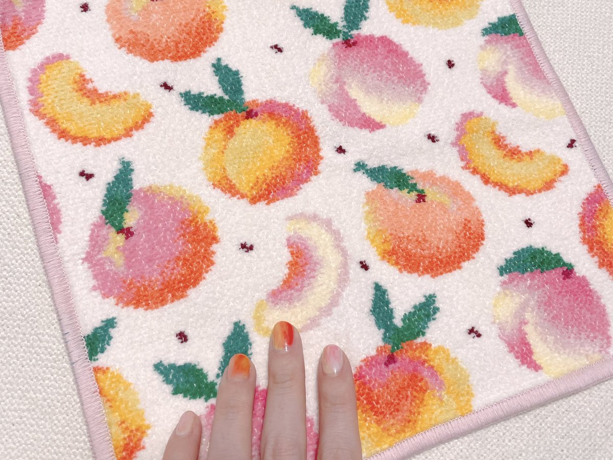 pastelyuko_'s tweet photo. 友達がプレゼントしてくれた桃フェイラーがかわいいので爪も桃色に塗った🩷🧡💛 https://t.co/O1uceCzy2g