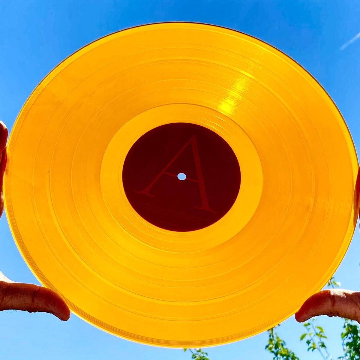 PhilAlexanderUK's tweet photo. And a Happy Sun-day to you…
For those in need of sonic uplift, I thoroughly recommend the latest @lanternstalk album. Wonderful, honest and full of warm detail… 🧡
#lanternsonthelake #versionsofus #bellaunion #blackcoffee #orangecrush https://t.co/eSCUmZOqlY