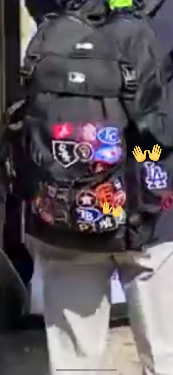 rikizheart's tweet photo. holy shit jihoon is still under hybe the backpack is exactly the same. https://t.co/oVDB5vE15r