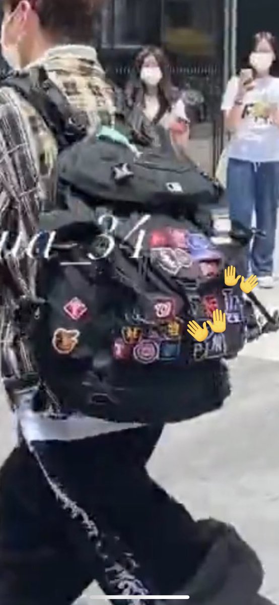rikizheart's tweet photo. holy shit jihoon is still under hybe the backpack is exactly the same. https://t.co/oVDB5vE15r