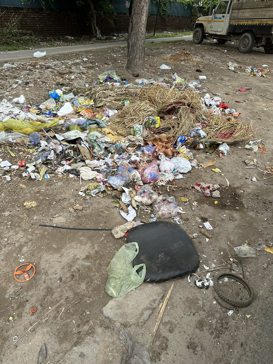 shishupaul02's tweet photo. Who will take care of this on #Sunday @gupta_anup @MCChandigarh @BJP4Chandigarh 35/42 dividing road near traffic lights
#Bapudham #Sector35
@sstchandigarh
#SwachhSurvekshan2023
#merasheharmeripehchaan
#Chandigarh
#Swacchtaanthem https://t.co/jvghJia5tx